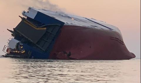Кораб се преобърна край бреговете на Джорджия - 1