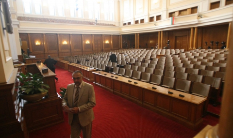 Парламентът гледа ветото на президента на 16 август - 1