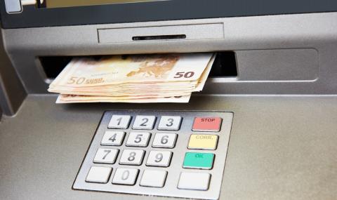 Полицаи събраха €10 000 от разбит банкомат - 1