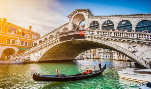 Туристи караха водни ски по Канале Гранде във Венеция (ВИДЕО) - 1