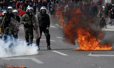 Гръцката полиция използва сълзотворен газ срещу анархисти (СНИМКИ) - 1