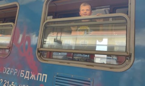Само 62-ма украински бежанци отпътуваха с влак от Варна и Бургас към вътрешността на страната - 1
