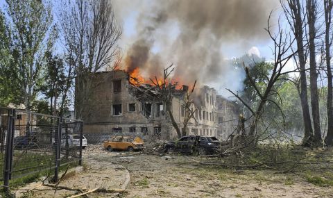 Руските терористи унищожиха болница в Днипро. Зеленски: Русия избра пътя на злото, но ще си плати! - 1