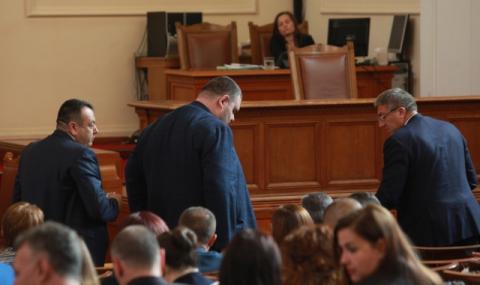 Новина: Пеевски се яви на работа за втори ден поред - 1
