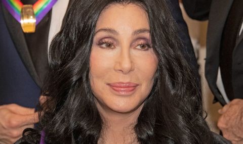 Шер пусна озадачаващ туит за Кралицата - 1