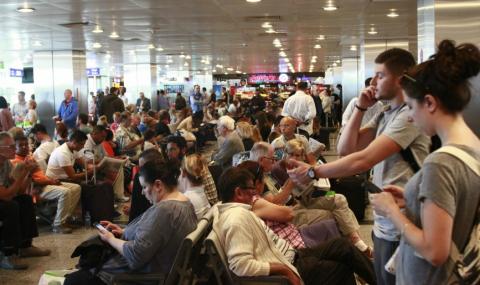 Стотици българи са блокирани на летище в Рим - 1