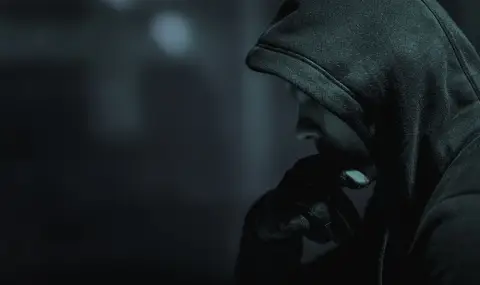 Кой помага на агресивните младежи с черните качулки? - 1