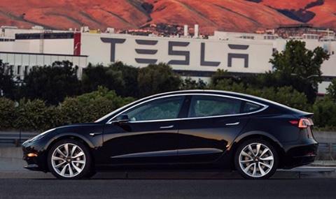 Първата Tesla Model 3 напусна завода - 1