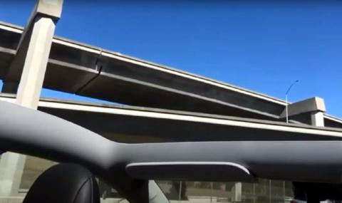 Покривът на чисто нова Tesla Model Y падна на магистралата (ВИДЕО) - 1