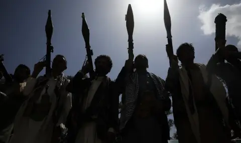 Йеменските бунтовници заплашиха да затворят ключов маршрут, свързващ Европа с Азия - 1