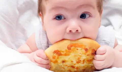 Малко бебе опитва пица за пръв път, реакцията му е безценна (ВИДЕО) - 1