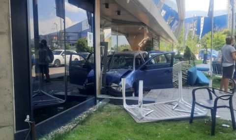Автомобил се заби в мебелен магазин в София  - 1