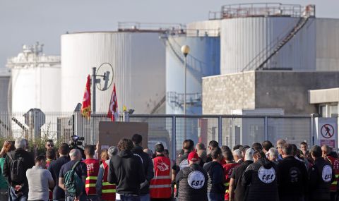 Франция: В 6 от 8 рафинерии продължиха блокадите, само в една стачката е прекратена - 1