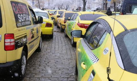 COVID-19 удари жестоко и таксиметровия бранш в България - 1