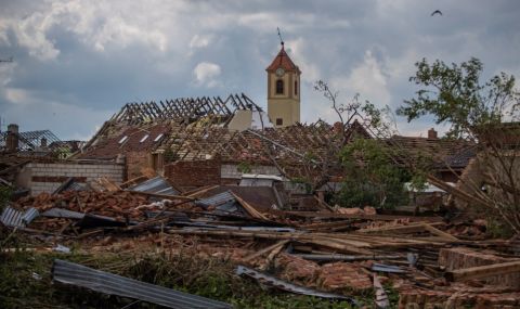 Румен Радев изрази солидарност с Чехия след унищожителното торнадо - 1