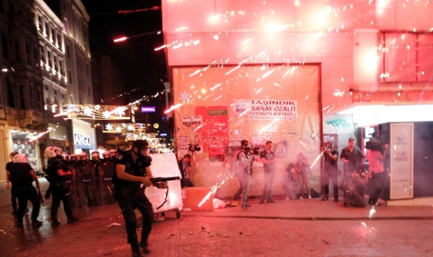 МВнР съветва да се избягват районите с протестите в Истанбул - 1