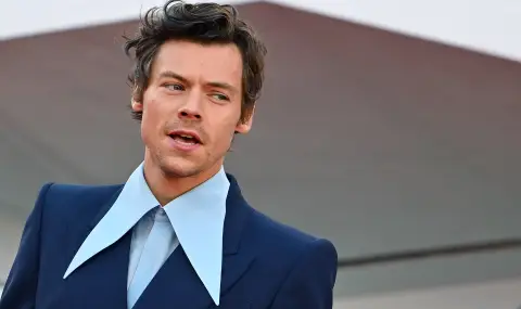 Хари Стайлс изненадващо се появи сред тълпите във Ватикана, празнуващи новия папа  - 1