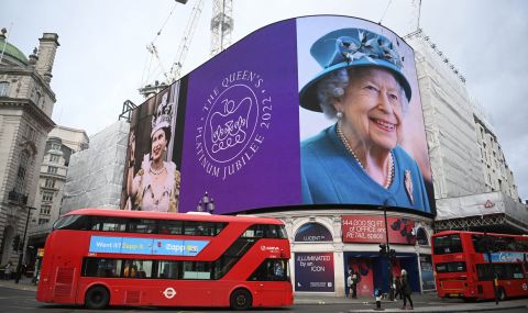 Печатна грешка съсипа 10 000 сервиза за празника на кралицата - 1