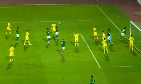 Берое бие с гол от дузпа, Добруджа с два червени картона - 1