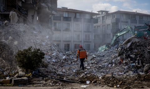 Издирват оцелели след вчерашните земетресения в Турция - 1