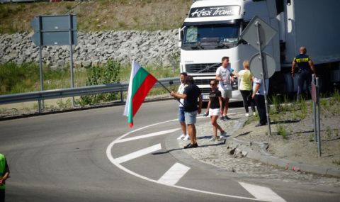 Протест блокира пътя Бургас - Каблешково - 1