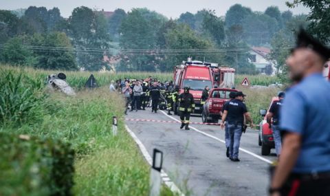 Военен самолет падна върху лек автомобил в Италия, загина 5-годишно момиче - 1