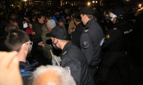 Криминален психолог: Полицаите са търпеливи и устояха на провокациите на протестиращите - 1