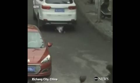 Дете оцеля, прегазено от две коли (ВИДЕО) - 1