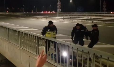 Полицаи бият протестиращ мъж на магистралата ВИДЕО - 1
