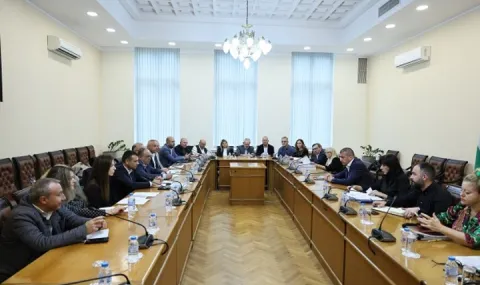 Министър Пеев даде 2 седмици срок за подготовката на БДЖ и „Ивкони Експрес“ за жп превозите от 13 декември - 1
