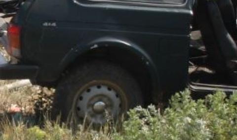 Lada Niva прегази собственика си на заден ход - 1