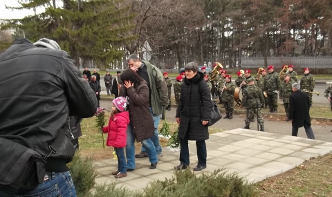 Сухопътните войски отдадоха почит на загиналите в Кербала /Обновена/ - 1