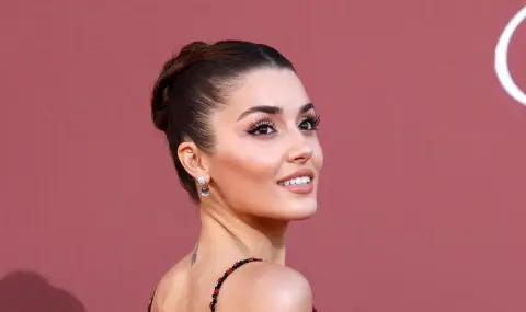 Ханде Ерчел заблестя в златна рокля за нова рекламна кампания - 1