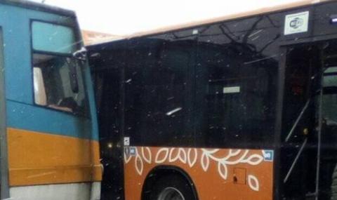 Катастрофа между трамвай и автобус в София (СНИМКИ) - 1