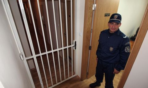 В Пазарджик: Хванаха затворник да вари ракия в килията си - 1