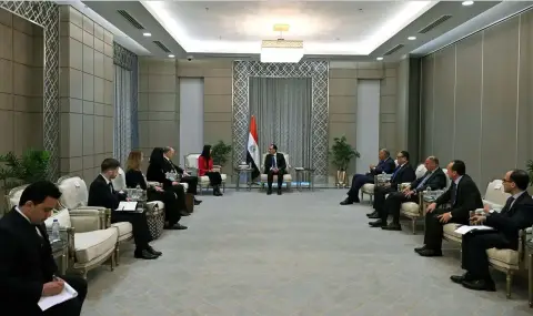 Вицепремиерът и външен министър Мария Габриел разговаря на „четири очи“ със своя египетски колега снимка #2