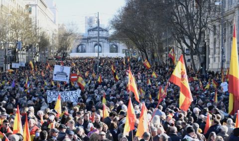 Десетки хиляди демонстрираха в Испания срещу управлението на Педро Санчес  - 1