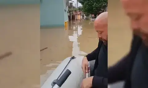 Мъж подкара лодка по улиците на Севлиево (ВИДЕО) - 1