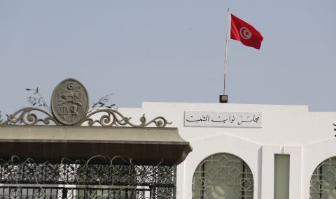 Държавният глава на Тунис продължи затварянето на парламента - 1