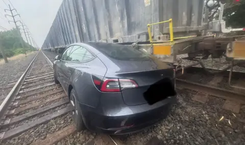 Шофьор на Tesla обвинява автопилота, че колата му се е движила по релси  - 1