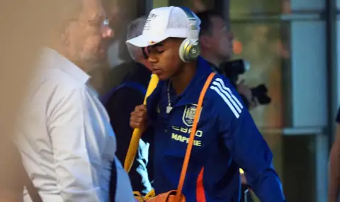 Ямал се раздели гаджето преди мача с България? - 1