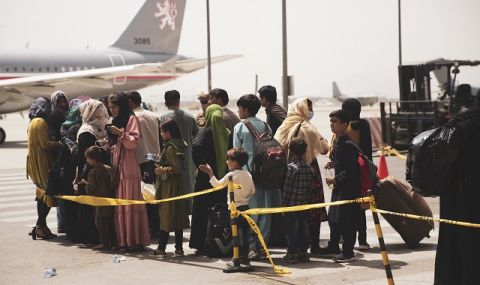 Над 18 000 души са били евакуирани от летището в Кабул (ВИДЕО) - 1
