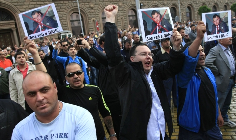 Протест срещу избора на Пеевски за шеф на ДАНС събра хиляди в София (обновена 21.30) - 1