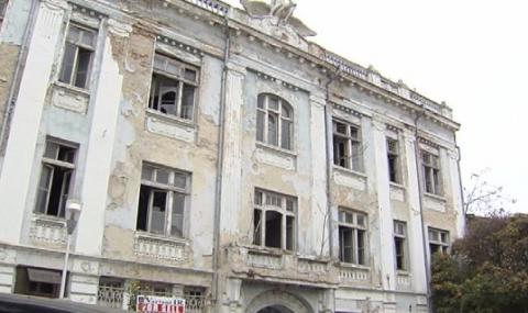 Ценна сграда във Варна се руши - 1