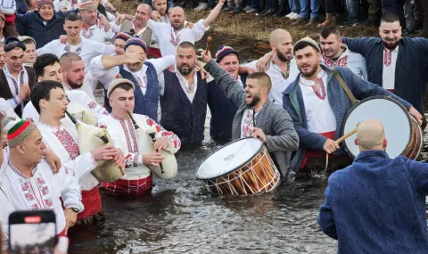 Стотици смелчаци „спасяват” кръста в цялата страна
