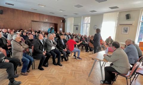 Корнелия Нинова в Разлог: Единствено БСП се борим срещу джендър идеологията в училищата. Подкрепете ни! - 1