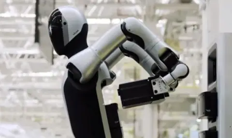 Хуманоидните роботи вече сами си сменят батериите (ВИДЕО) - 1