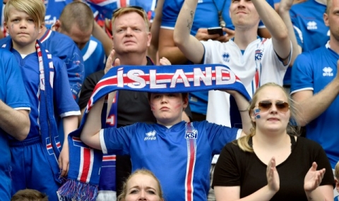 Исландец си нае самолет, за да гледа мач от Евро 2016 - 1