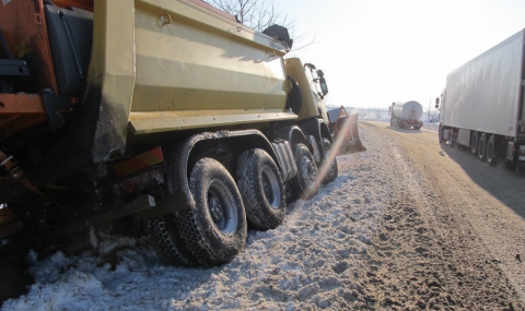 Ледена пързалка и тапа по пътя Кюстендил – София, в пернишкия участък - 1