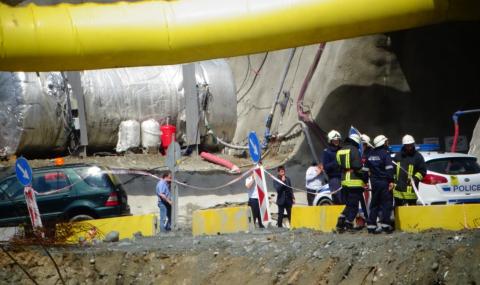 Живи са работниците, затрупани в тунел "Железница" (ВИДЕО) - 1